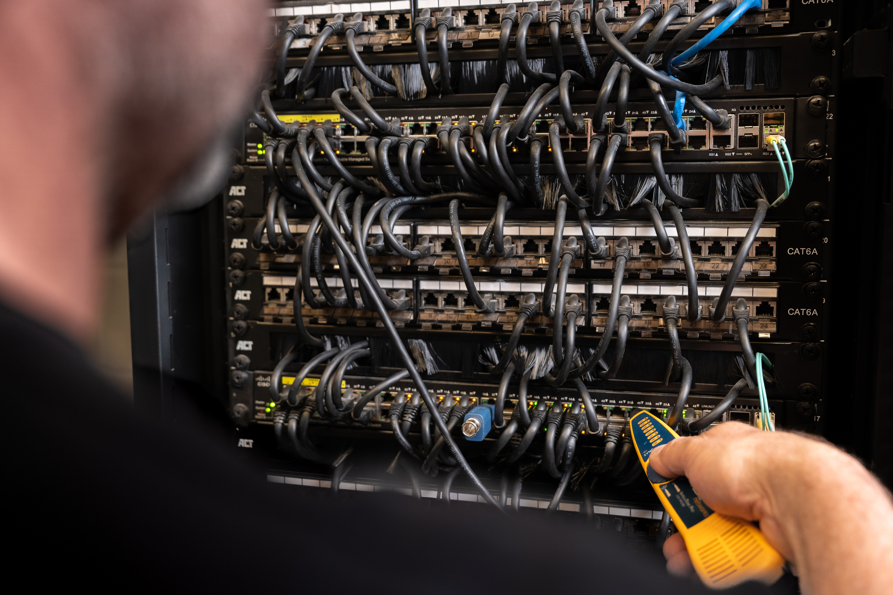 Een gespecialiseerde werknemer sluit een futureproof netwerk aan.